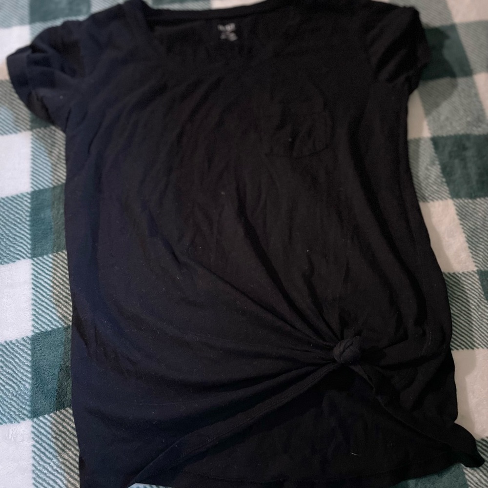Plain black knotted t-shirt